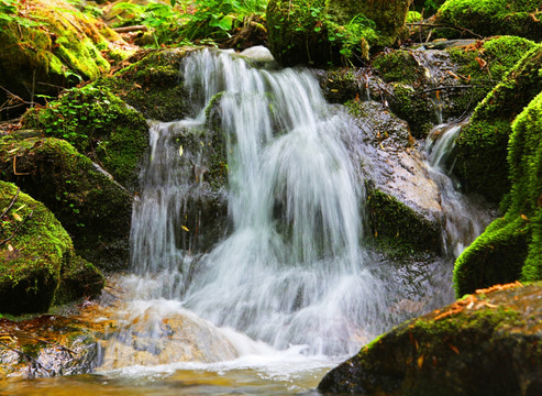 山间流水