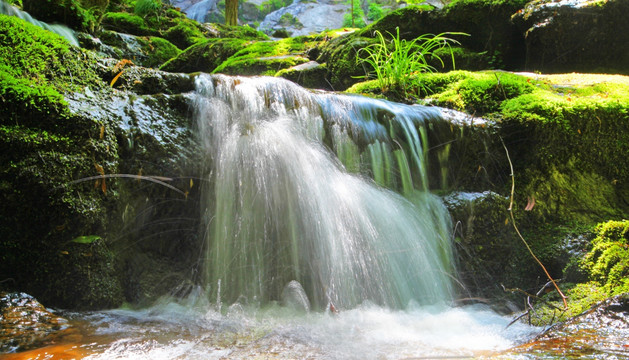 山间流水 瀑布