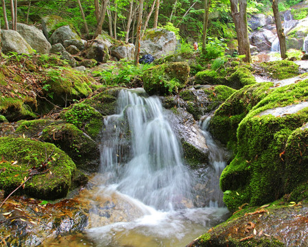 山间溪水