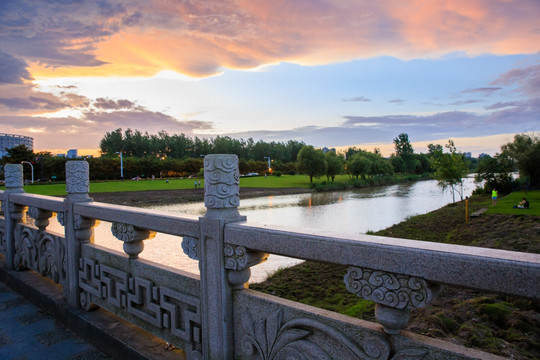 夕阳下的生态河道