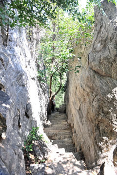 山间道路 石山 崖壁