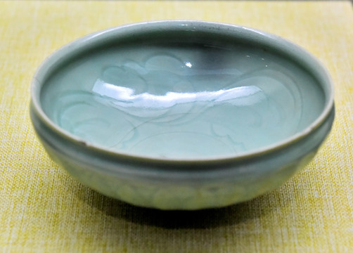 宋代印花卷草纹青瓷碗