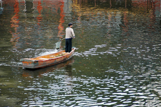 湖面小船