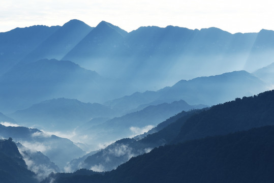 峦峰叠嶂