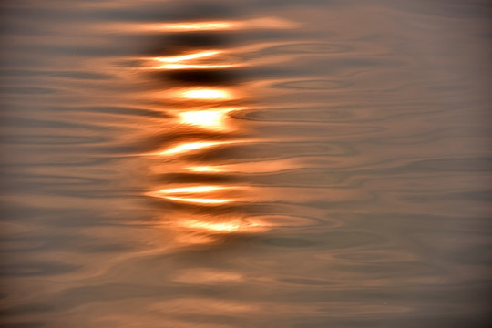 夕阳水纹