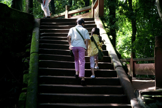 爬石梯的女孩 上学女孩