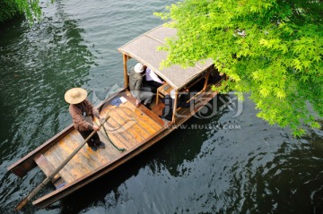 杭州西湖湖面上的手划船