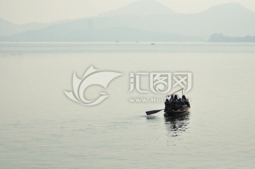 杭州西湖上的手摇船
