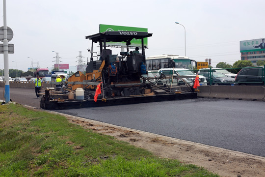 公路沥青铺设