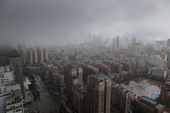 暴雨弥漫下的都市