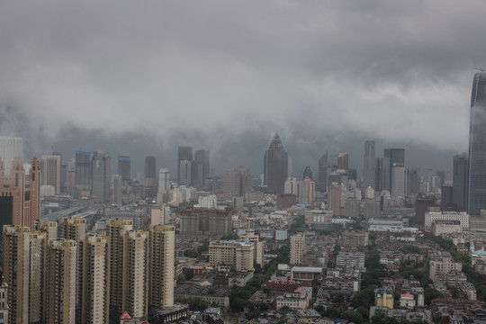 暴雨来临的城市