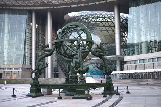 上海科技馆广场的龙雕