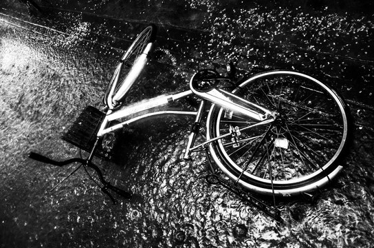 暴雨 倒在地上的自行车