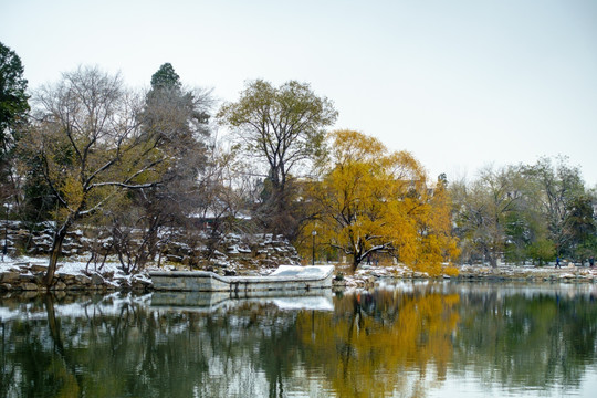 北大校园风光未名湖石舫冬天雪景