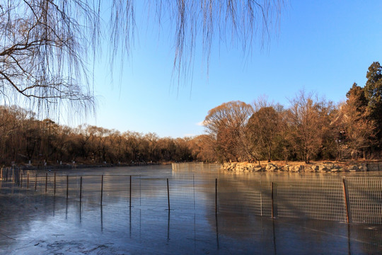 北京大学校园风光未名湖冬天结冰