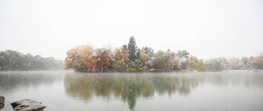 北京大学校园风光未名湖冬天雪景