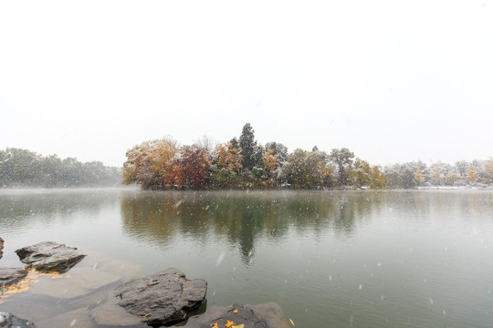 北大校园风光未名湖博雅塔雪景