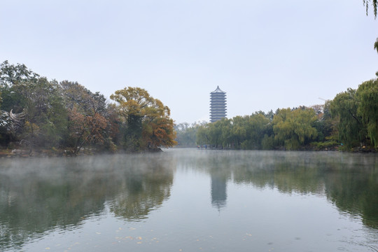 北大校园风光未名湖博雅塔薄雾