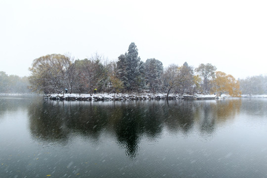 北大校园风光未名湖石舫冬天雪景