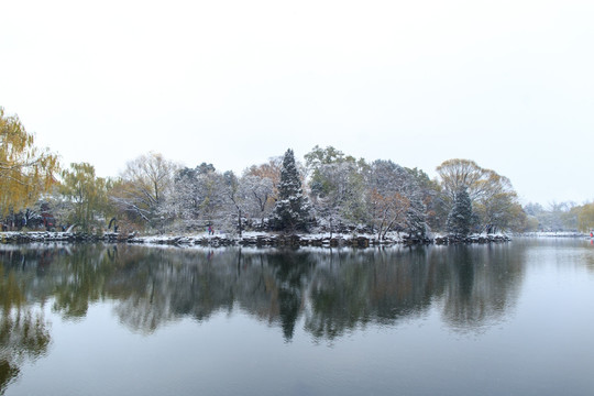 北京大学校园风光未名湖冬天雪景