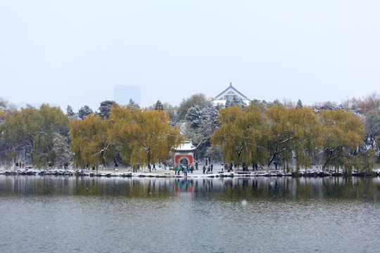 北大未名湖慈济寺山门冬天雪景