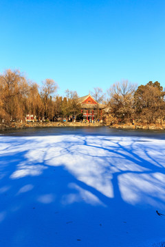 北京大学未名湖冬天结冰红四楼