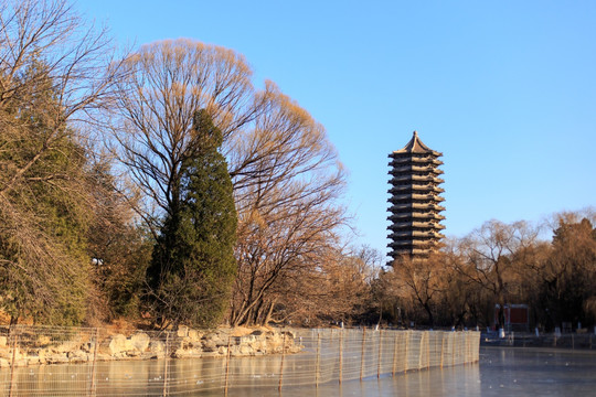 北大校园风光未名湖结冰博雅塔