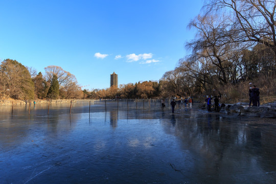 北京大学校园风光未名湖冬天结冰