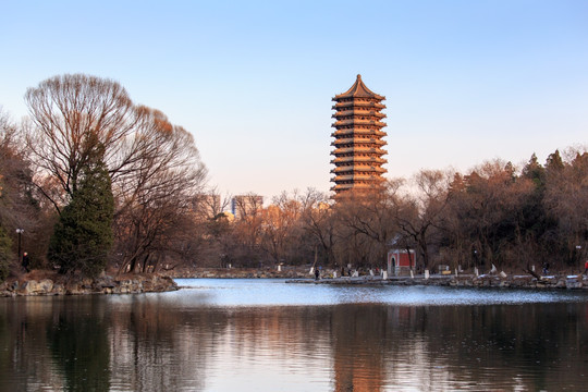 北大校园未名湖博雅塔慈济寺山门