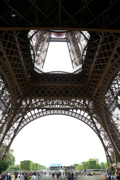 巴黎 埃菲尔铁塔 底部 仰视