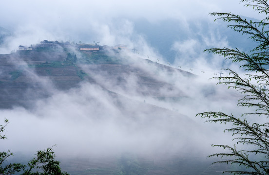 云雾远山背景