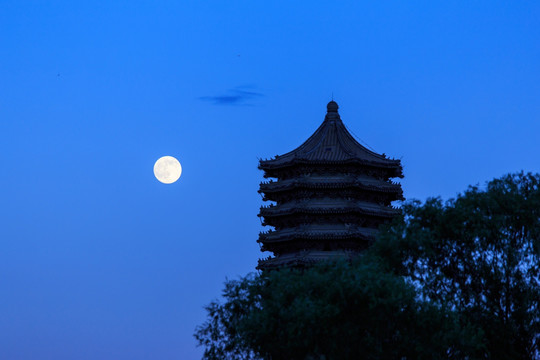 北大校园风光博雅塔夜景月亮