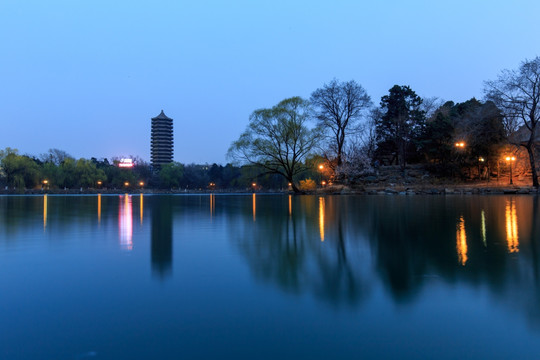 北大校园风光未名湖博雅塔夜景