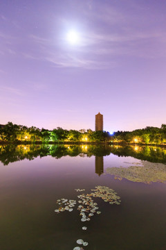 北大校园未名湖博雅塔夜景月亮