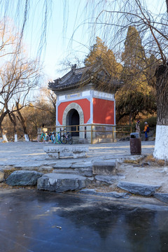 北大校园未名湖博雅塔慈济寺山门