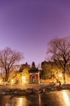 北大校园未名湖畔慈济寺山门夜景