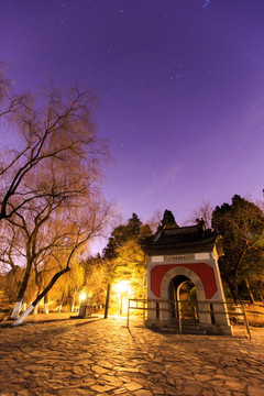 北大校园未名湖畔慈济寺山门夜景