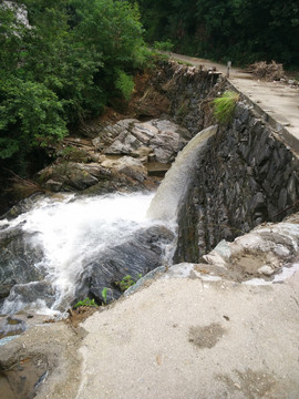 山路 流水 自然 石头