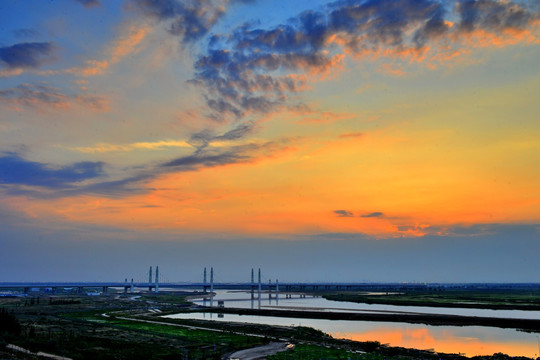 落日下的大橋