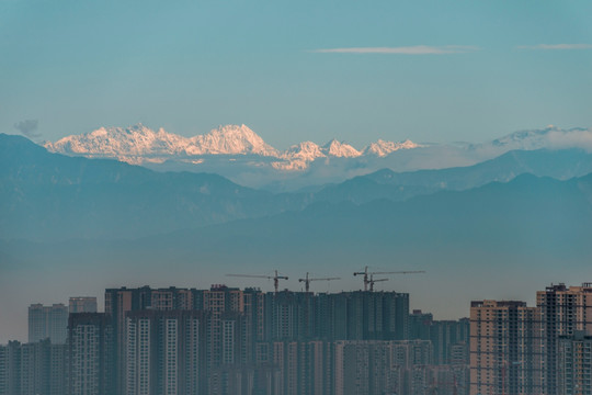 雪山与城市