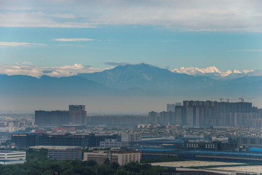 雪山与城市