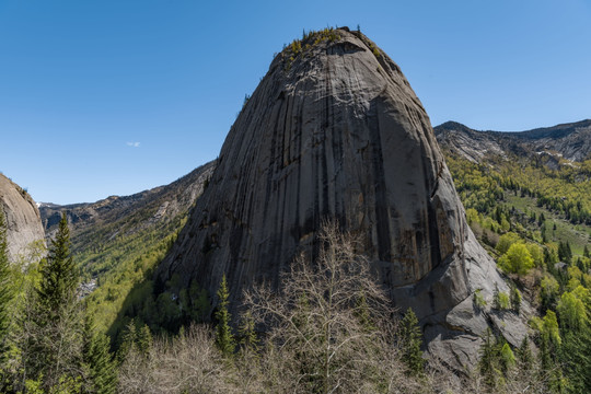 额尔齐斯大峡谷石钟山