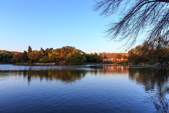 北京大学校园秋色未名湖备斋石舫