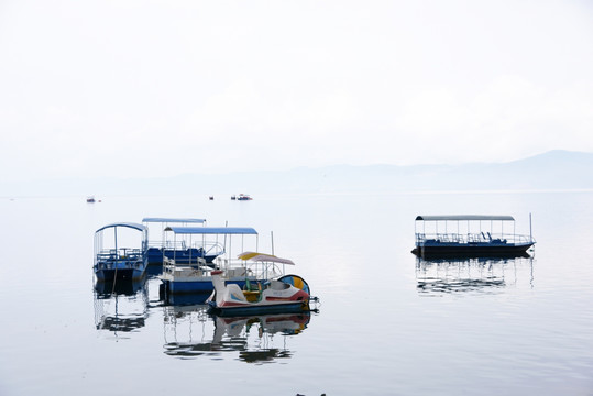 平静的湖面