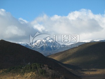 远看雪山