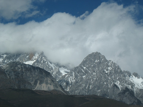 远眺雪山