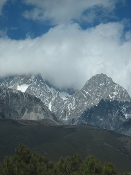 远眺雪山