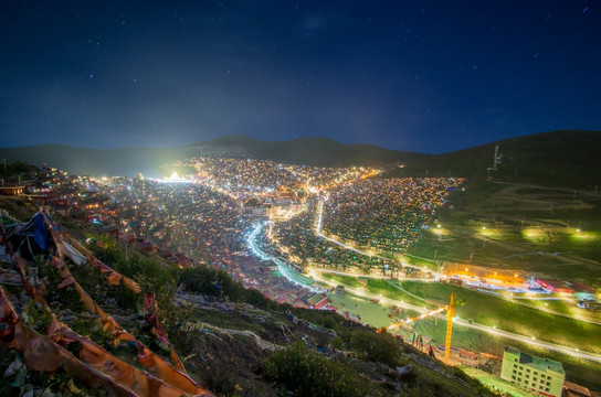 色达红房子夜景