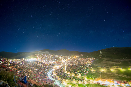 色达红房子夜景