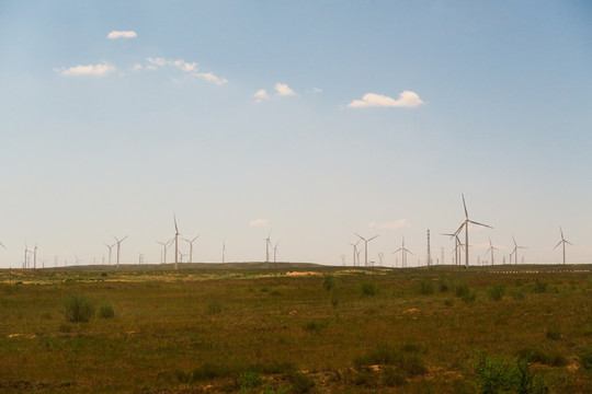 草原中的风力发电